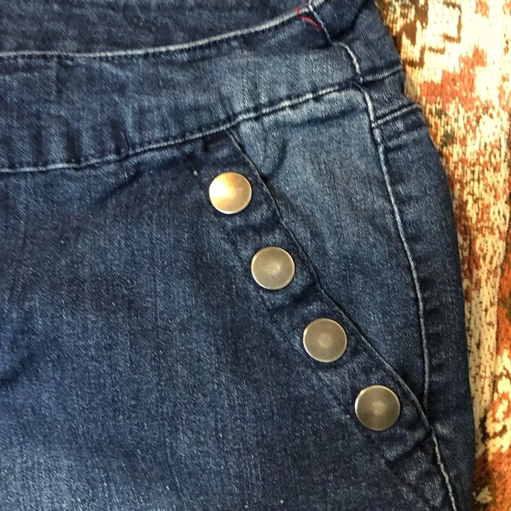 D. Jeans Cropped Ankle Blue Denim Jeans, with Button Accents - Picture 4 of 7